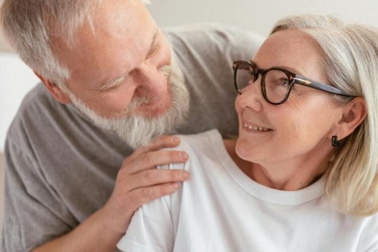 Pareja sonriendo protesis